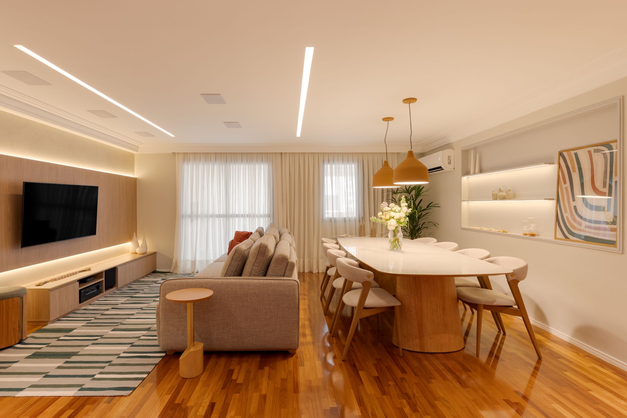 Projeto VM: estar e jantar integrados, com mesa oval, pendentes terracota e prateleiras iluminadas